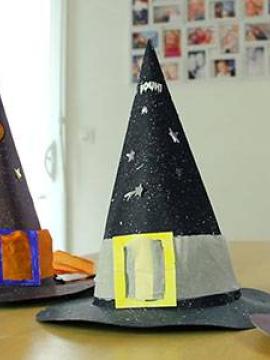 grand chapeau avec boucle posé sur une table