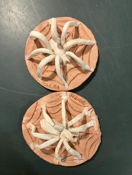bas relief présentant une araignée