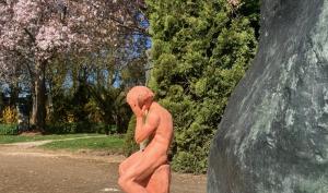 sculpture en argile posée au pied de la même version en bronze