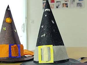 grand chapeau avec boucle posé sur une table