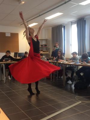 Danseuse qui pose dans une classe de collège.