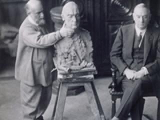 Antoine Bourdelle travaillant au buste de Marcelo de Alvear - 1922. Paris, musée Bourdelle.