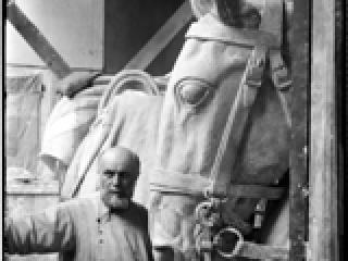 Antoine Bourdelle (1861-1929), debout avec le profil gauche de la tête de cheval "Alvear". Photographie anonyme. Paris, musée Bourdelle.