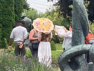 princesse avec ombrelle lors du jeux immersif mythos