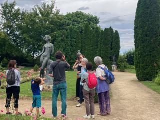 groupe de visiteurs dans le jardin