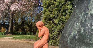 sculpture en argile posée au pied de la même version en bronze