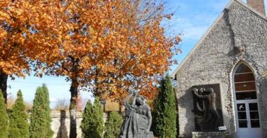 sculpture de Sapho devant des arbres flamboyants