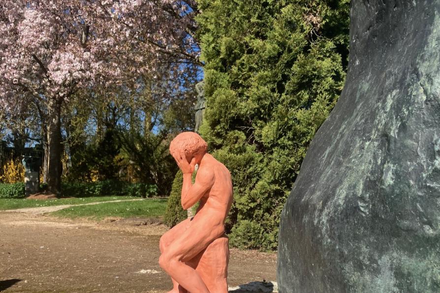 sculpture en argile posée au pied de la même version en bronze